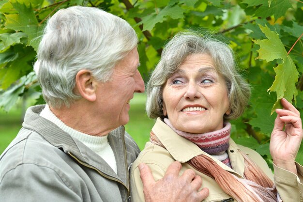 Felice coppia senior che cammina in un parco