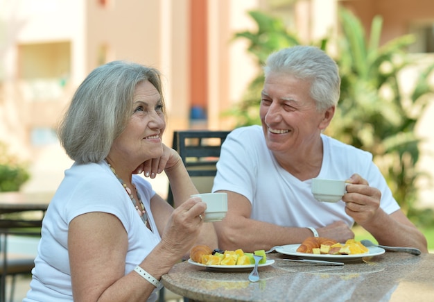 Felice coppia senior che fa colazione al bar