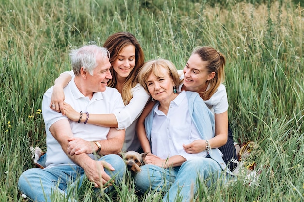 Felice coppia senior con le loro figlie in natura