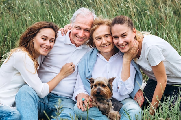 Felice coppia senior con le loro figlie in natura