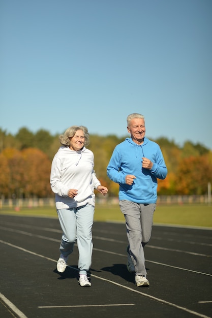 Felice coppia senior in forma attiva che si esercita all'aperto