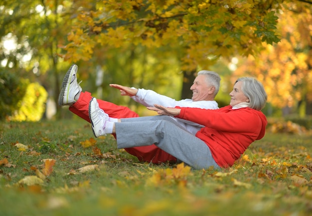 Felice coppia senior in forma che si esercita nel parco autunnale