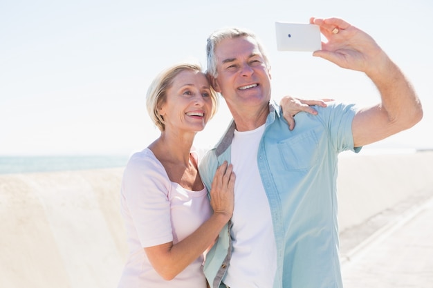 Felice coppia senior in posa per un selfie