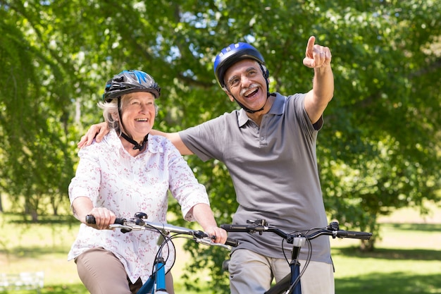 Felice coppia senior sulla loro bici