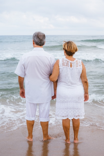 Felice coppia senior sulla spiaggia