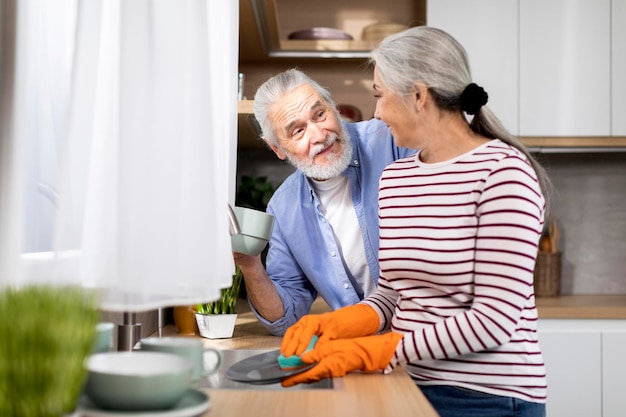 Felice coppia senior trascorrere del tempo insieme in cucina a casa