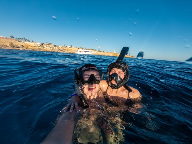 Felice coppia snorkeling in Mar Rosso e prendendo selfie
