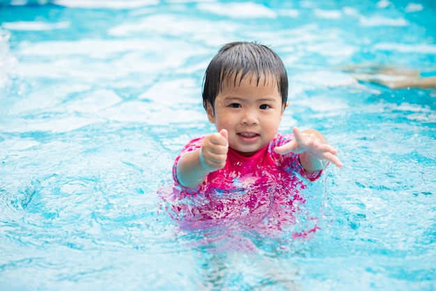 Felice Cute Little girl in piscina. Estate all&#39;aperto