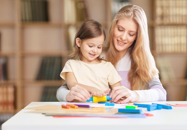 Felice disegno di madre e figlia