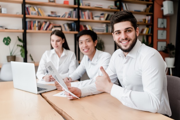 Felice diverse persone millenarie lavorano in ufficio