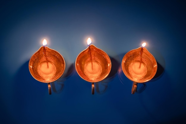 Felice Diwali Diya su sfondo blu Lampada a olio tradizionale Celebrando la festa della luce