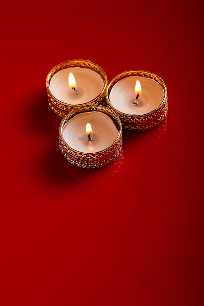 Felice diwali o felice biglietto di auguri deepavali realizzato utilizzando una fotografia di diya o lampada a olio