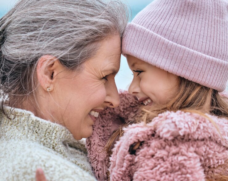 Foto felice donna anziana famiglia e ragazza che trascorrono del tempo di qualità insieme nel parco durante l'autunno carino bambino e sua nonna che legano all'aperto e sorridono con amore cura e felicità in inverno