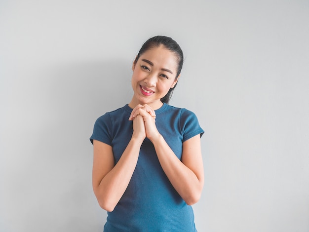 Felice donna asiatica con un sorriso e rilassarsi faccia.