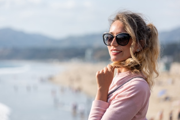 Felice donna bionda sulla spiaggia di Los Angeles