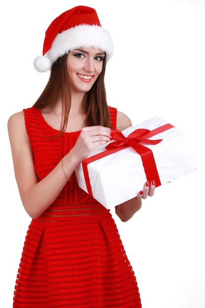 Felice donna che indossa il cappello di Babbo Natale azienda confezione regalo Close up ritratto con le spalle