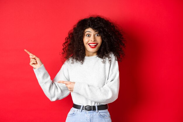 Felice donna con i capelli ricci, sorridendo divertito