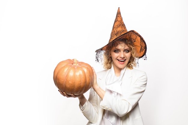 Felice donna di halloween in costume di halloween con zucca strega di halloween con cappello zucca bella