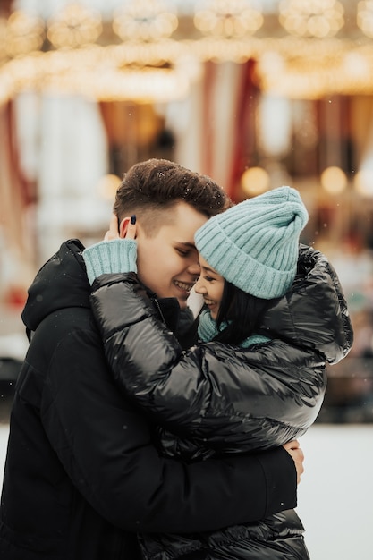 Felice donna e uomo nel mercatino di Natale