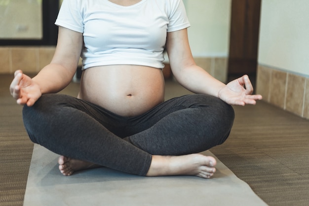 Felice donna incinta con il bambino nella pancia incinta. Assistenza prenatale alla maternità e gravidanza della donna.