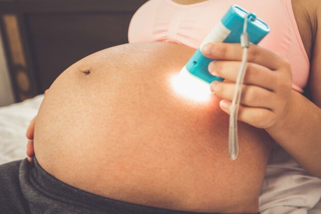 Felice donna incinta con il bambino nella pancia incinta. Assistenza prenatale alla maternità e gravidanza della donna.