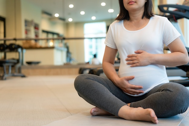 Felice donna incinta con il bambino nella pancia incinta.