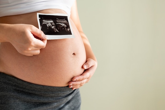 Felice donna incinta con il bambino nella pancia incinta.