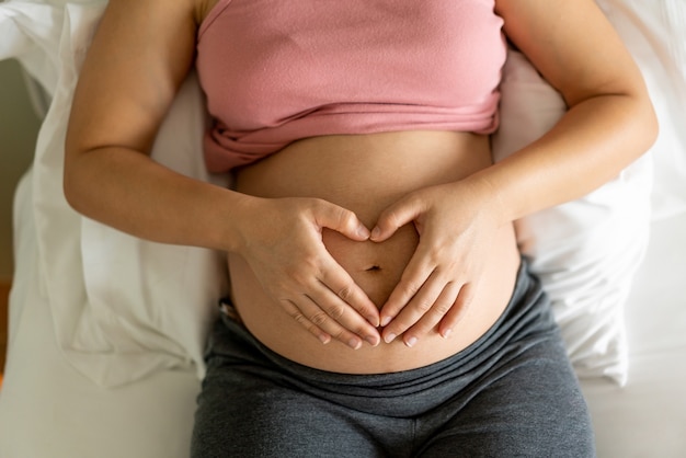 Felice donna incinta con il bambino nella pancia incinta