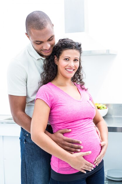 Felice donna incinta con l&#39;uomo