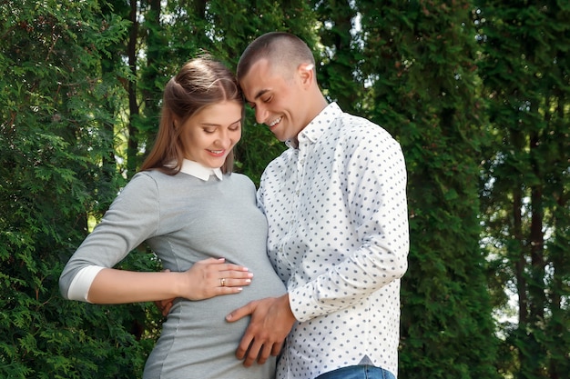 Felice donna incinta, coppia famiglia nel parco