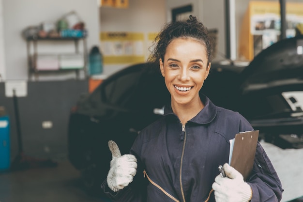 Felice donna lavoratore che lavora per il servizio di auto auto briscola sorridente