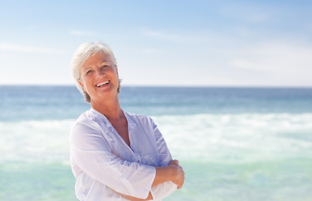 Felice donna pensionata sulla spiaggia