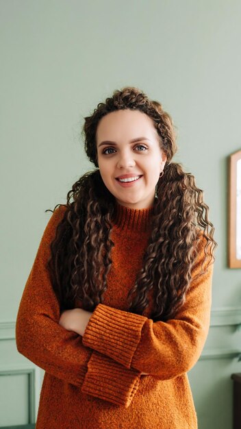 Felice donna professionale ridendo nel salotto moderno Ritratto di signora allegra sorridente per la macchina fotografica