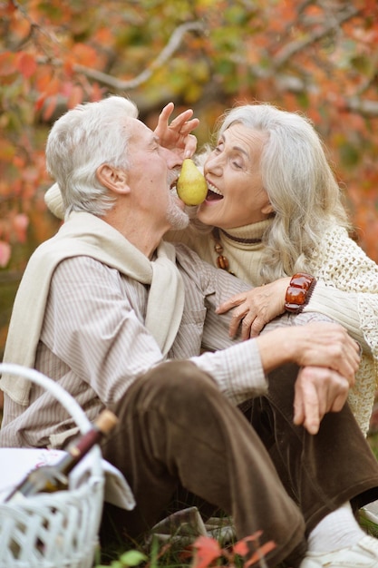 Felice donna senior e uomo nel parco