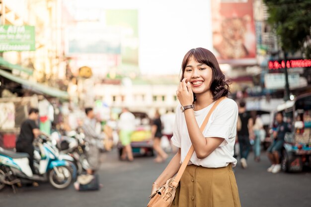 Felice e bella donna asiatica in viaggio a Khao Sarn Road, Thailandia