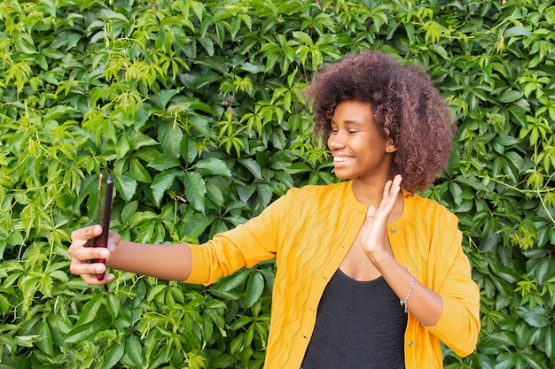 Felice e bello afroamericano prende un selfie