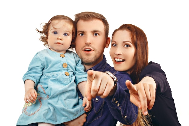 Felice e sorridente giovane ritratto di famiglia isolato su sfondo bianco padre e madre con il piccolo b