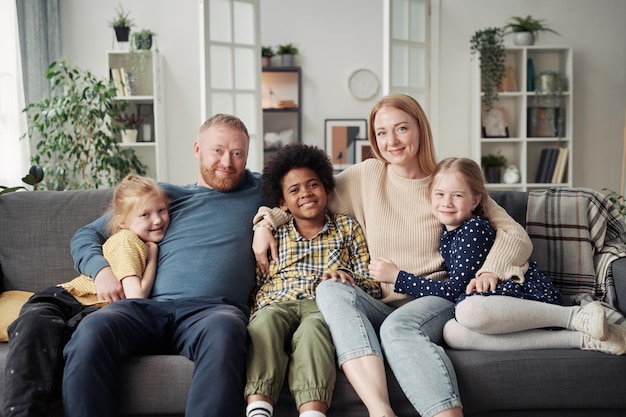 Felice famiglia adottiva con bambini a casa