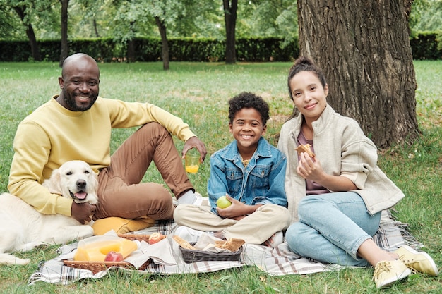 Felice famiglia africana all'aperto