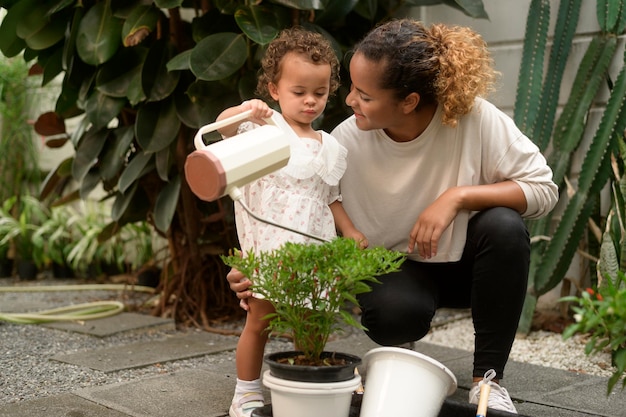 Felice famiglia afroamericana che si gode il giardinaggio a casa