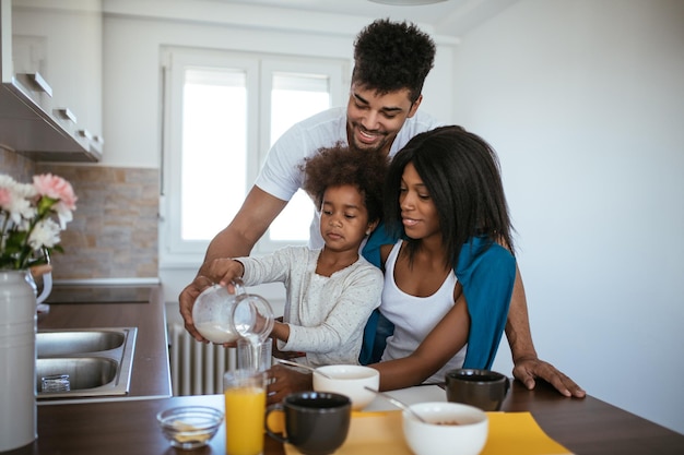 Felice famiglia afroamericana godendo di fare colazione insieme