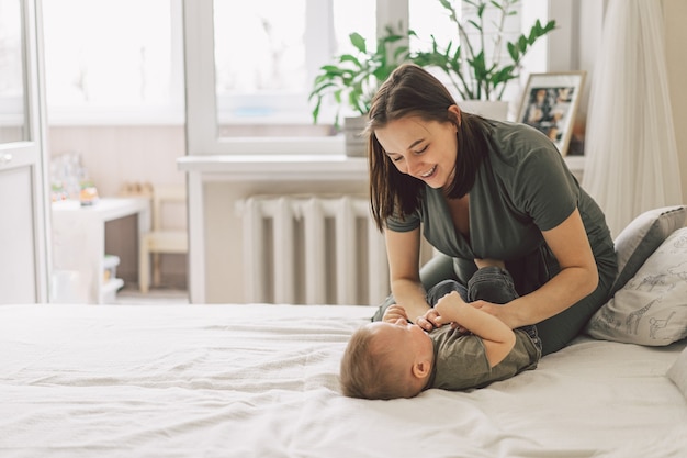 Felice famiglia amorevole. La mamma e suo figlio stanno giocando in casa.