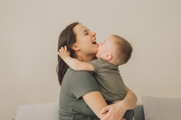 Felice famiglia amorevole. Mamma e suo figlio si abbracciano a casa.