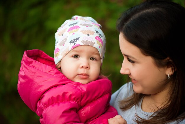 Felice famiglia amorevole nel parco