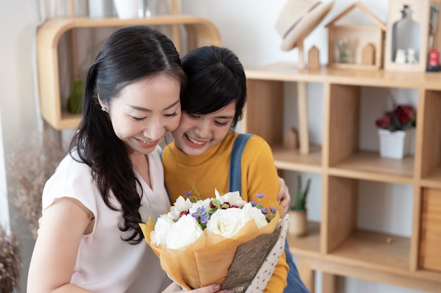 Felice famiglia asiatica Concetto di festa della mamma