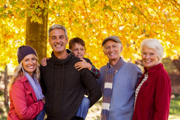 Felice famiglia di diverse generazioni al parco