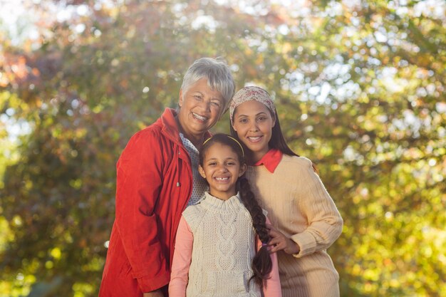 Felice famiglia di diverse generazioni al parco