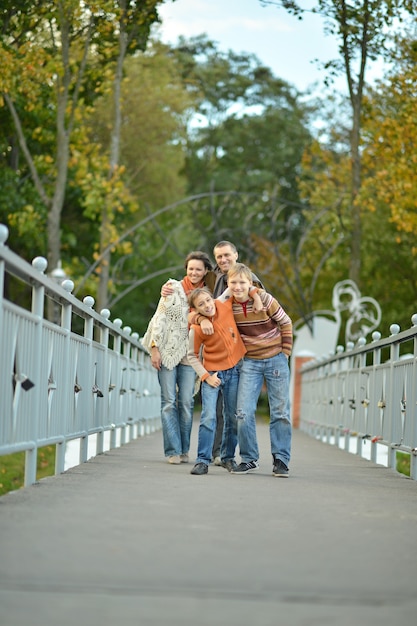 Felice famiglia di quattro persone che camminano nel parco