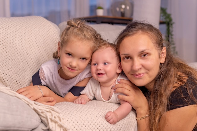 Felice famiglia giovane mamma tata che legge un libro che racconta ai bambini una seduta divertente da favola