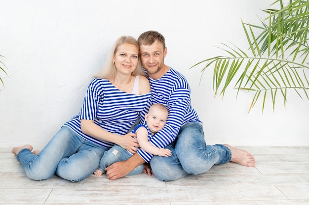 Felice famiglia madre padre e bambino in un'immagine del mare in giubbotti divertirsi il concetto di viaggio e ricreazione